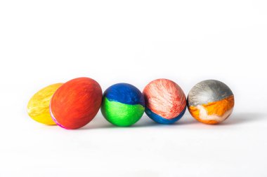 Beyaz arka planda kırpma yolu olan renkli paskalya yumurtaları. Paskalya konsepti.