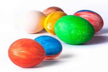 Beyaz arka planda izole edilmiş renkli paskalya yumurtaları. Mutlu Paskalyalar.