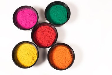 Beyaz arka planda izole edilmiş kasedeki geleneksel holi tozu. Hint Holi festivali kutlaması.