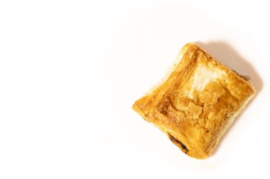 Metin için alanı olan beyaz bir arkaplanda Sebzeli Puf Böreği.