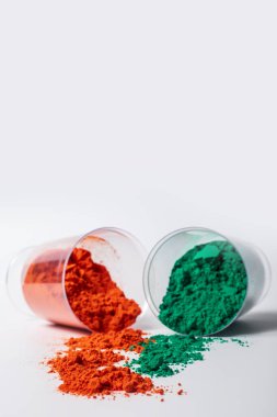 Plastik kaplarda renkli holi tozu beyaz zemin üzerinde izole edilmiş kopyalama alanı ile