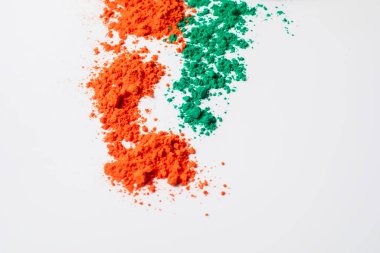 Beyaz arka planda izole edilmiş renkli holi tozu. Holi, Hint renk festivali. Üst görünüm.