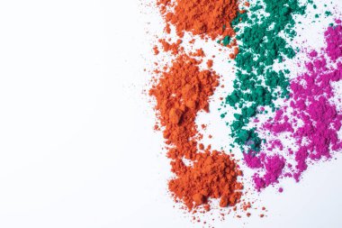 Beyaz arka planda izole edilmiş renkli holi tozu. Holi, Hint renk festivali. Üst görünüm.