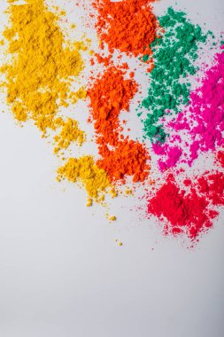 Beyaz arkaplanda çok renkli holi tozu var. Holi, Hint renk festivali. Üst görünüm.