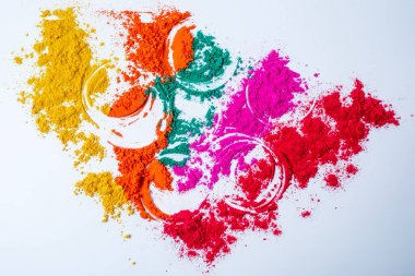 Beyaz arka planda izole edilmiş renkli holi tozu. Holi festivali konsepti.