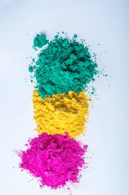 Beyaz arka planda çok renkli holi tozu yığını var. Üst görünüm