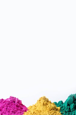 Çoklu renkli holi tozu, beyaz arkaplanda kopyalama alanı ile izole edildi.
