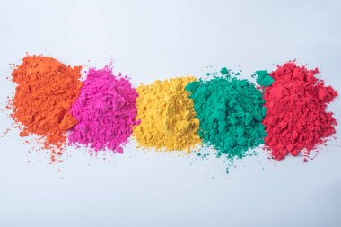 Beyaz arka planda çok renkli holi tozu yığını var. Üst görünüm.