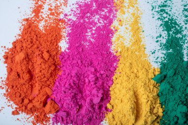 Beyaz arka planda izole edilmiş çok renkli holi tozu. Hint festivali Holi. Seçici odak.
