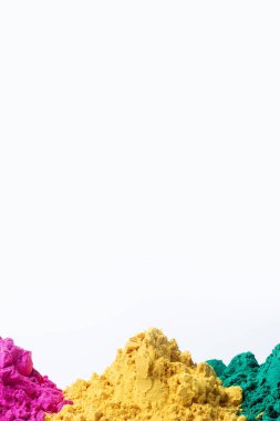 Beyaz arka planda izole edilmiş renkli holi tozu ve kopyalama alanı. Hint festivali Holi arka planı