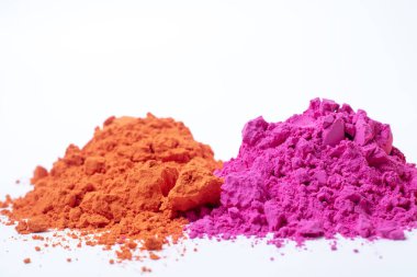 Beyaz arka planda izole edilmiş renkli holi tozu yığını. Yakın çekim.