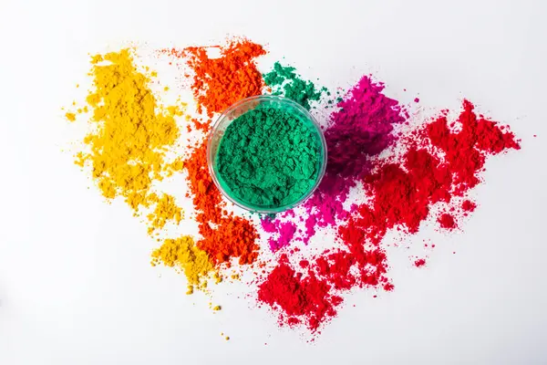 Beyaz arka planda izole edilmiş cam bir kasede renkli holi tozu. Top view, Holi Hint renk festivali