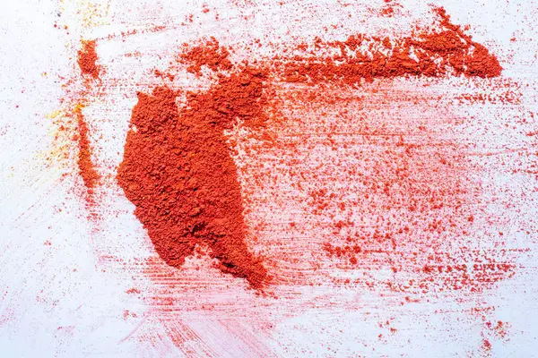 红色的胡椒粉散在白色的背景上 整体彩色节的概念 图库图片