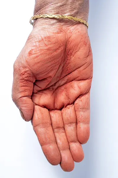 Närbild Mänsklig Hand Med Holi Pulver Handen Isolerad Vit Bakgrund Stockbild