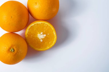 Metnin için kopyalama alanı olan beyaz arkaplandaki portakallar. Üst görünüm