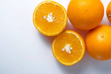 Taze portakal meyvesi beyaz arkaplanda izole edilmiş ve metin için kopyalama alanı var. Üst görünüm