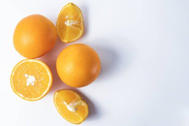 Beyaz arka planda izole edilmiş portakal meyvesi ve kopyalama alanı. en üstteki görünüm.