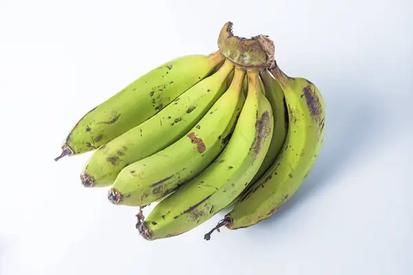 一束绿色的香蕉在白色的背景上与剪枝路径隔离 顶部视图 图库图片