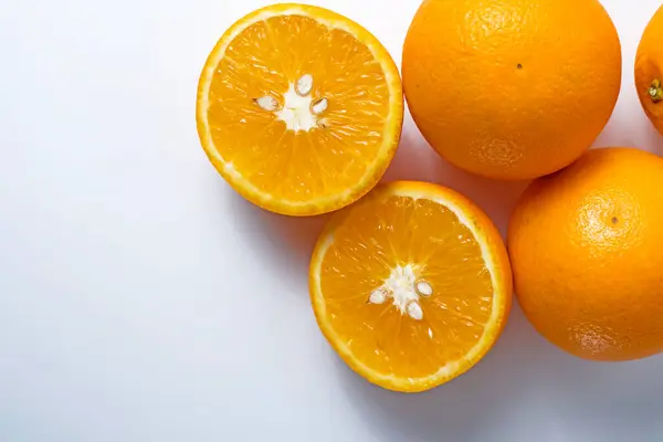 新鲜的橙子 在白色背景上分离 文本有复制空间 顶部视图 免版税图库图片