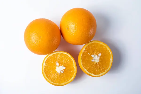 成熟的橙子隔离在白色的背景 顶部视图 平躺在床上 免版税图库照片