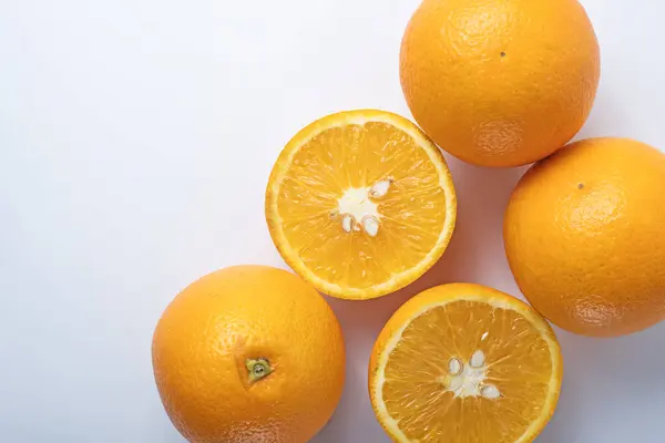 橘子果实在白色的背景上与剪枝路径隔离 顶部视图 免版税图库图片