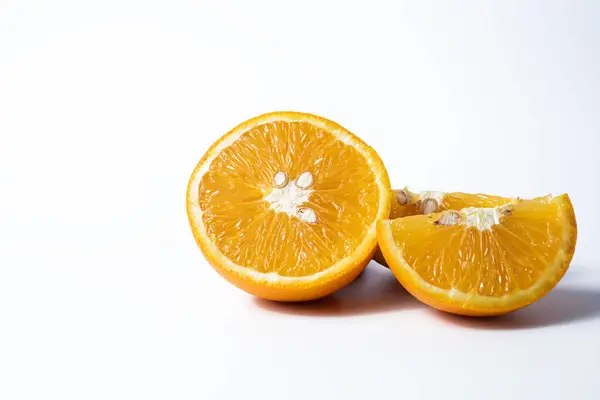 橘子在白色的背景上与复制空间隔离 剪切路径 免版税图库图片