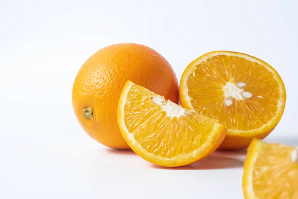 橘子在白色的背景上与复制空间隔离 剪切路径 图库图片