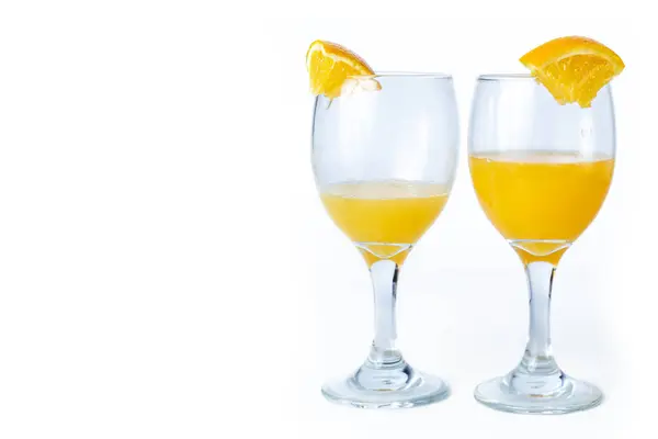 Dwie Szklanki Soku Pomarańczowego Plasterek Pomarańczy Odizolowane Białym Tle Miejscem Obraz Stockowy