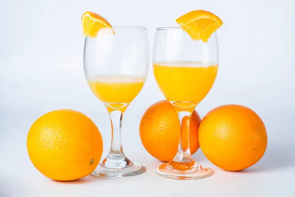 Дві Склянки Апельсинового Соку Апельсинів Білому Тлі Крупним Планом Стокове Зображення