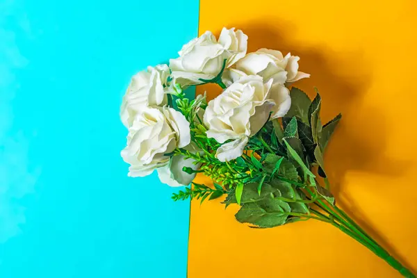 Buket Mawar Putih Pada Latar Belakang Kuning Dan Biru Berbaringlah Stok Gambar Bebas Royalti