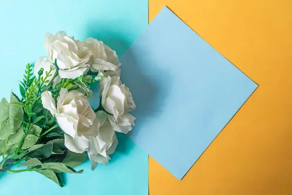 Bouquet Mawar Putih Dengan Catatan Lengket Pada Biru Dan Kuning Stok Gambar