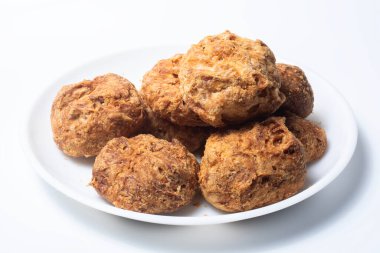 Kızarmış Hint atıştırmalığı, beyaz arka planda beyaz bir tabakta Ooty Varkey. Yakın çekim.