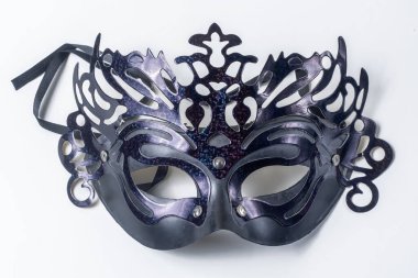 Mardi Gras maskesi kırpma yolu ile beyaz arkaplanda izole edildi. karnaval maskesi