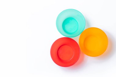 Canlı plastik sofra takımı, kopyalama alanı olan beyaz arkaplanda izole edildi. Üst görünüm.