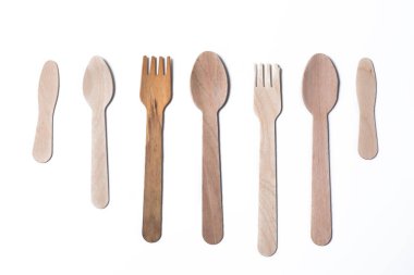 Tahta kaşık ve çatal, kesme yolu ve üst görünümü olan beyaz arkaplanda izole edilmiş.