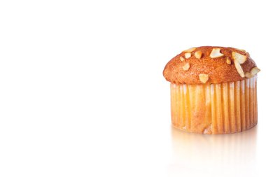 Beyaz arkaplanda yansıması olan bademli kek