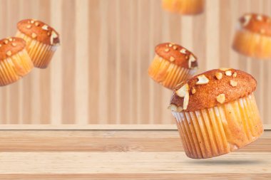 Ahşap bir masada, arka planı bulanık bademli çörekler. Boşluğu kopyala
