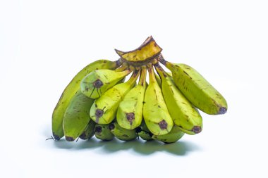 Kırpma yolu olan bir grup yeşil muz beyaz arka planda izole edilmiş. Üst görünüm