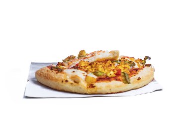 Peynirli ve sebzeli pizza beyaz arka planda, kırpma yolu ile izole edilmiş. Üst görünüm.