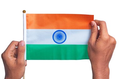 Bağımsızlık günün kutlu olsun. Eller beyaz arka planda Hindistan 'ın üç renkli bayrağını tutuyor. Hindistan Bayrağı