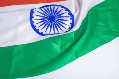 Rüzgarda dalgalanan Hint bayrağı beyaz arkaplanda izole edilmiş ve metin için boşluk var.