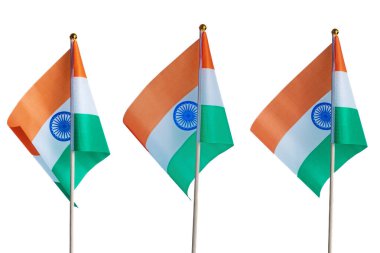 Üç Kızılderili bayrağı arka planda direkler üzerinde sallanıyor. Yakın çekim