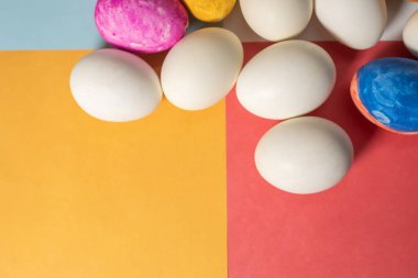 Mutlu Paskalyalar. Renkli arka planda renkli paskalya yumurtaları. Üst görünüm.