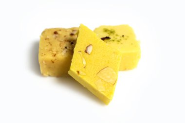 Festivaller sırasında sütle yapılan Hint sütlü tatlısına yakın çekim. Seçici odak