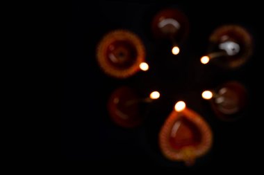 Mutlu Diwali - Diwali kutlamalarında yanan güzel diwali diya lambaları. Üst görünüm