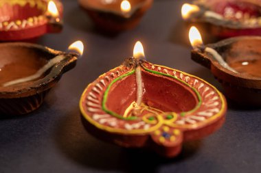 Mutlu Diwali - Diwali kutlamalarında siyah arka planda güzel diya ışıkları yandı.