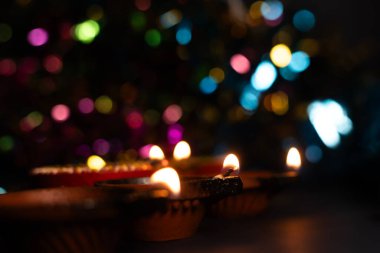 Mutlu Diwali - Hint festivali sırasında ışık saçan kil fenerler Diwali kutlamaları sırasında arka planda fotokopi alanı ile bokeh etkisi yarattı. Seçici odak