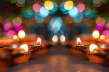 Hint festivali sırasında ışık saçan kil fenerler Diwali kutlamaları sırasında arka planda fotokopi alanı ile birlikte bokeh etkisi yarattı. Seçici odak