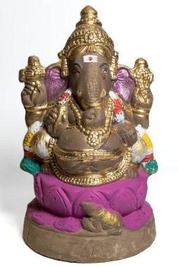 Beyaz arkaplanda boyanmış kilden yapılmış Ganesha putu.