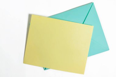 Beyaz Arkaplanda Renkli Zarflar ve Boş Kart Davetiyeler ve Selamlar için mükemmel.